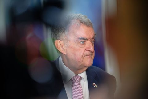 NRW-Innenminister Herbert Reul äußerte sich zum Vorfall in Bochum, bei dem ein Schuss auf eine Zwölfjährige fiel. Foto: Henning