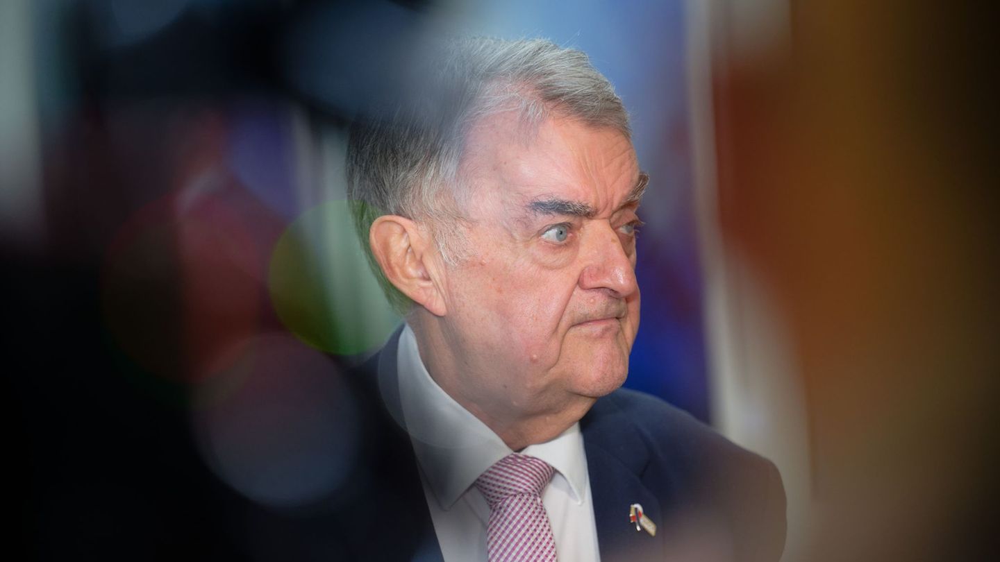 NRW-Innenminister Herbert Reul äußerte sich zum Vorfall in Bochum, bei dem ein Schuss auf eine Zwölfjährige fiel. Foto: Henning