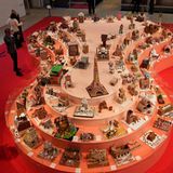 Stockholm, Schweden. Hier kriegt man beim Hinschauen Hunger: Besucher bestaunen die Ergebnisse des Lebkuchenhaus-Wettbewerbs im Museum für Architektur und Design