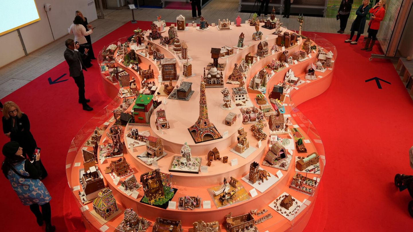 Stockholm, Schweden. Hier kriegt man beim Hinschauen Hunger: Besucher bestaunen die Ergebnisse des Lebkuchenhaus-Wettbewerbs im Museum für Architektur und Design