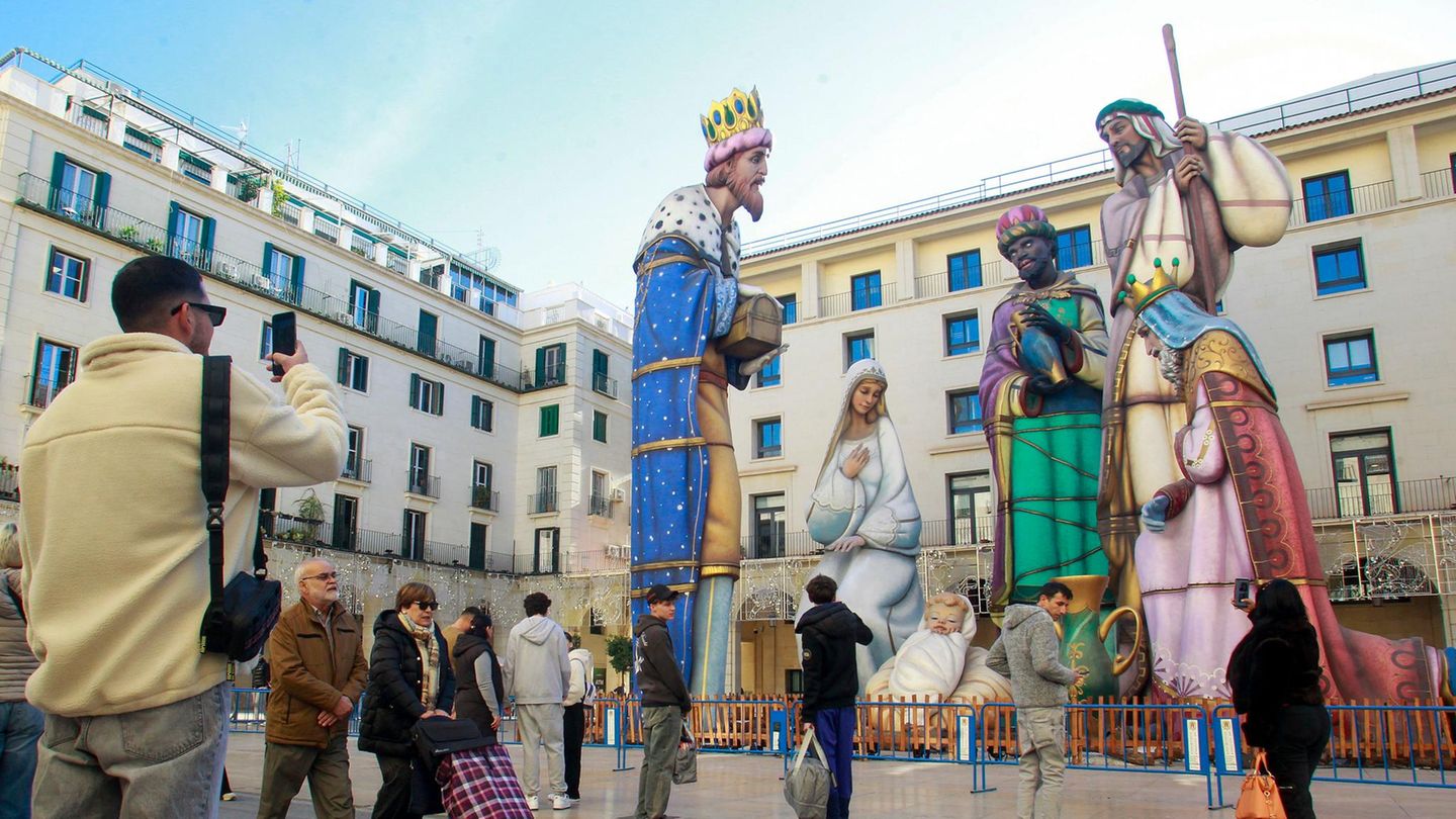 Alicante, Spanien. In der Stadt im Osten des Landes steht die größte Krippe der Welt. Seit Dezember 2020 hält die Skulpturengruppe mit dem Namen "Sagrada Familia" den Guinness-Weltrekord für die höchsten Krippenfiguren. Der Heilige Josef etwa ist 18 Meter hoch