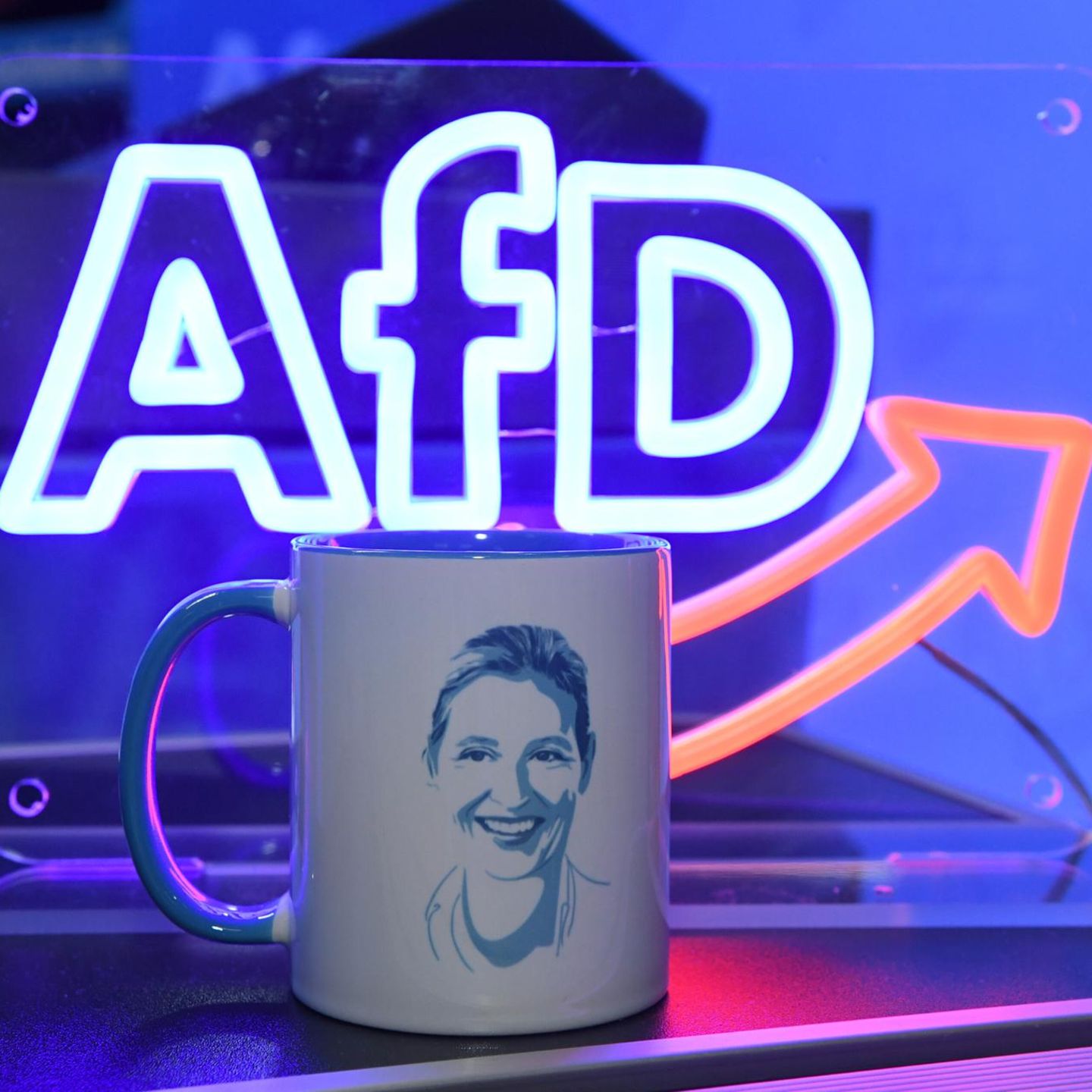 Eine AfD-Tasse mit dem Bildnis von Alice Weidel