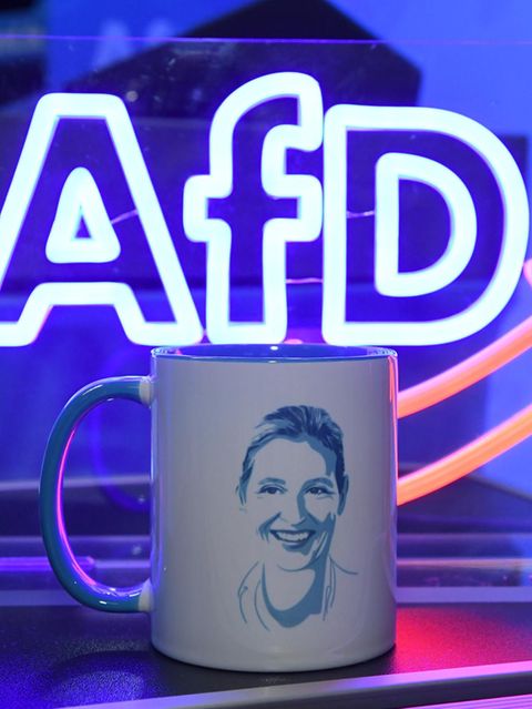 Eine AfD-Tasse mit dem Bildnis von Alice Weidel