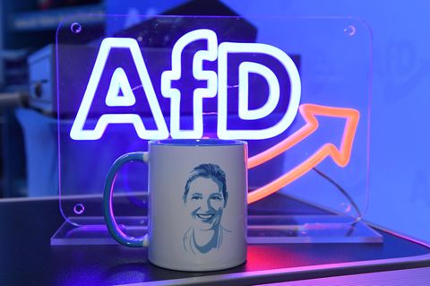 Eine AfD-Tasse mit dem Bildnis von Alice Weidel