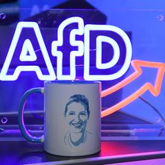 Eine AfD-Tasse mit dem Bildnis von Alice Weidel