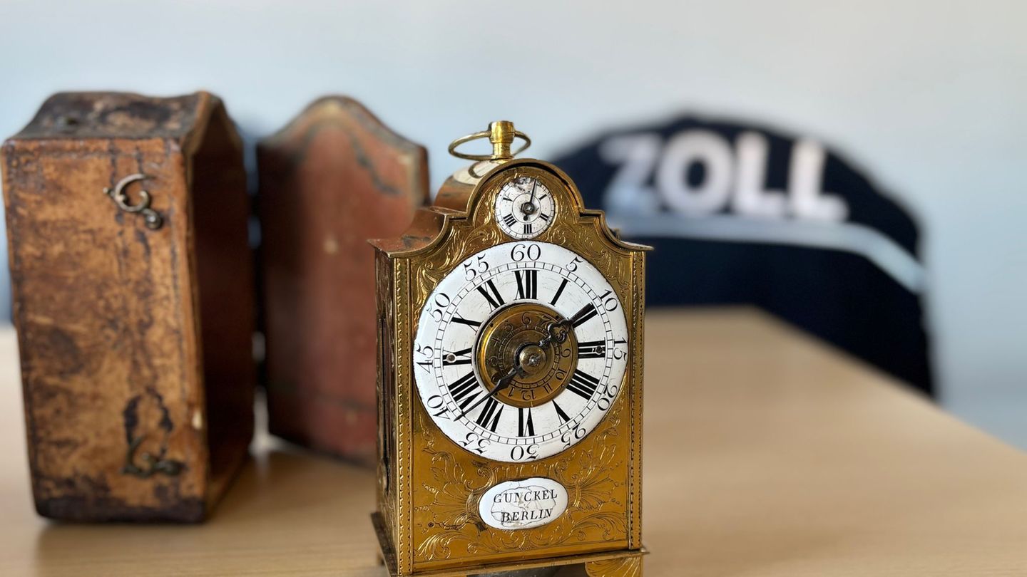 Der Schweizer zahlte eine Einfuhrabgabe von 1.000 Euro, um die antike Uhr mitnehmen zu dürfen. (Handout) Foto: Hauptzollamt Sing