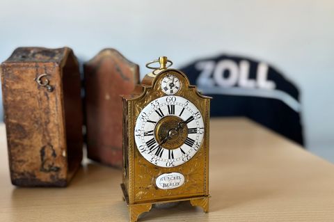 Der Schweizer zahlte eine Einfuhrabgabe von 1.000 Euro, um die antike Uhr mitnehmen zu dürfen. (Handout) Foto: Hauptzollamt Sing