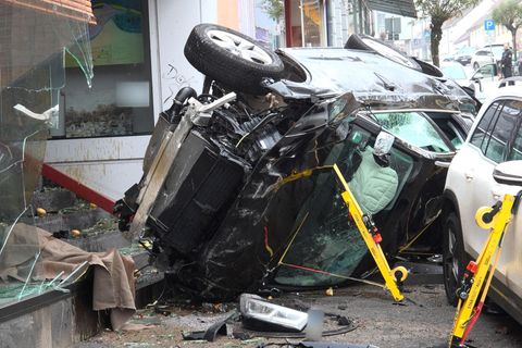 Der Wagen des 83-Jährigen blieb im Eingangsbereich eines Gebäudes liegen. Foto: Thorsten Kremers/dpa