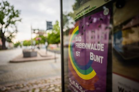 Der gewaltsame Angriff auf ein Fest der Vielfalt im Sommer in Bad Freienwalde bleibt ungeklärt. (Archivbild) Foto: Christoph Soe