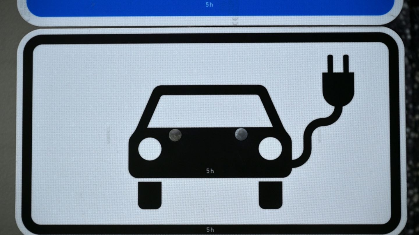 Hinweis auf eine Ladestation für E-Autos