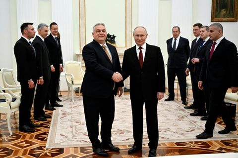 Ungarns Regierungschef Viktor Orban (M. li) bei Putin