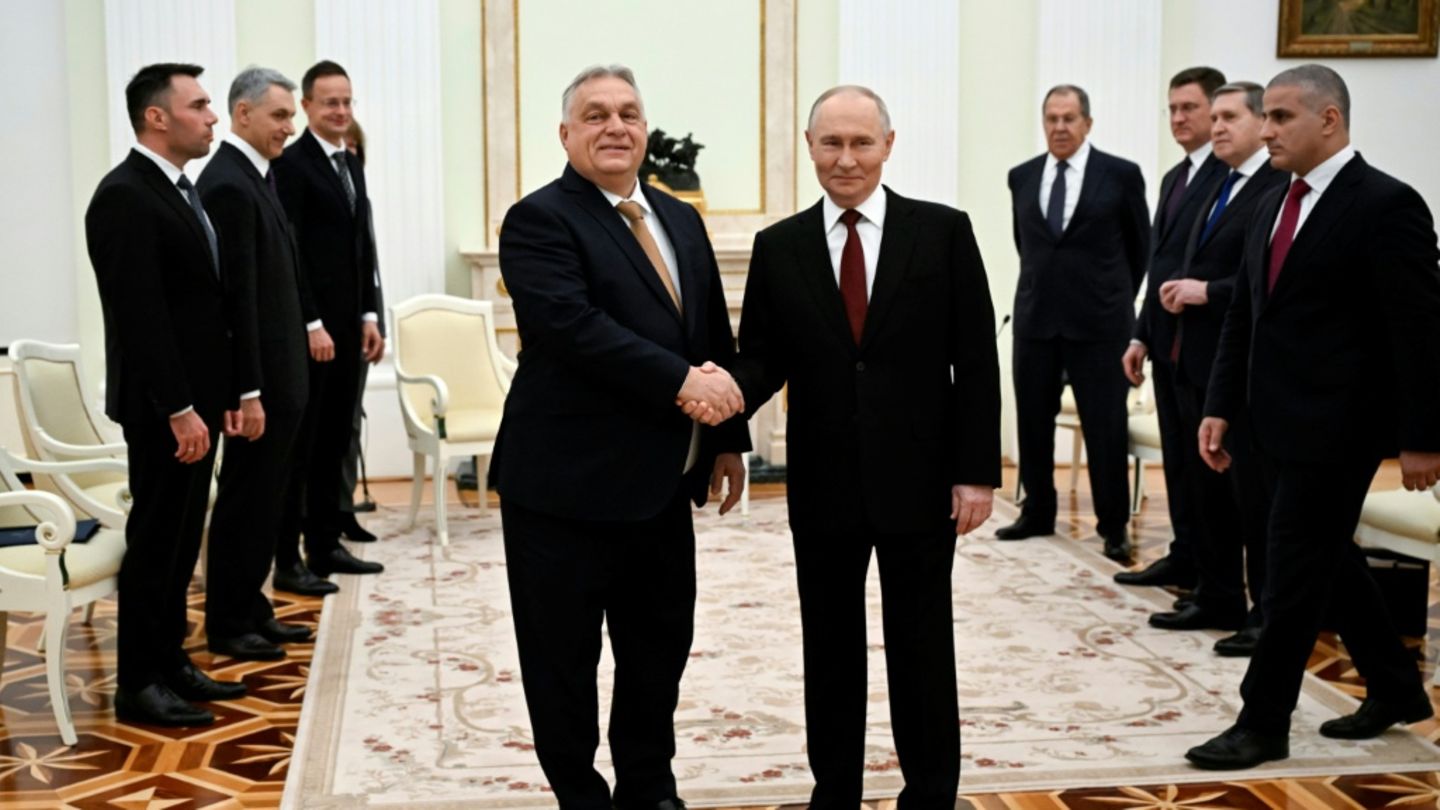 Ungarns Regierungschef Viktor Orban (M. li) bei Putin