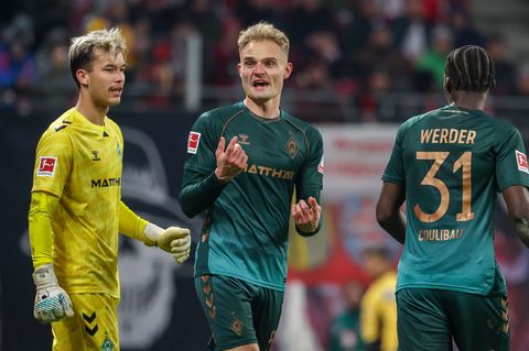 Bleibt bei Werder Bremen: Abwehrspieler Amos Pieper (M). (Archivbild) Foto: Jan Woitas/dpa