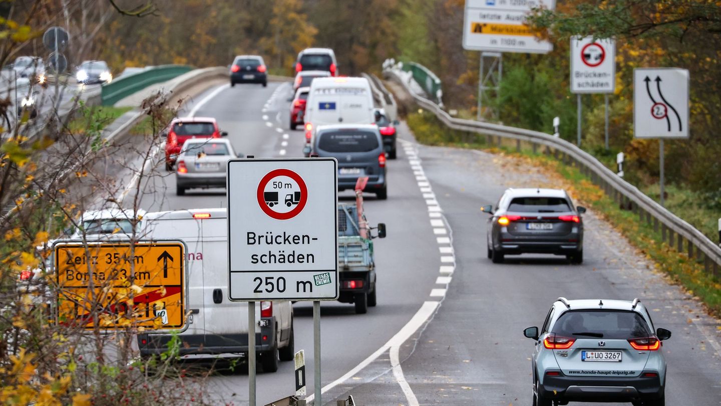 Straßenverkehr: Dutzende Verstöße bei Verkehrskontrollen an der Agra-Brücke