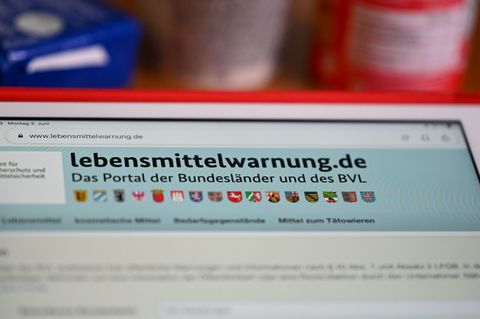 Betroffen sind einige Artikel der Firma Grossmann Feinkost GmbH. (Symbolbild) Foto: Jens Kalaene/dpa