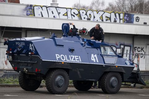 Polizeifahrzeug in Gießen, wo die neue AfD-Nachwuchsorganisation gegründet werden soll