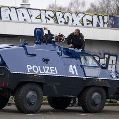 Polizeifahrzeug in Gießen, wo die neue AfD-Nachwuchsorganisation gegründet werden soll