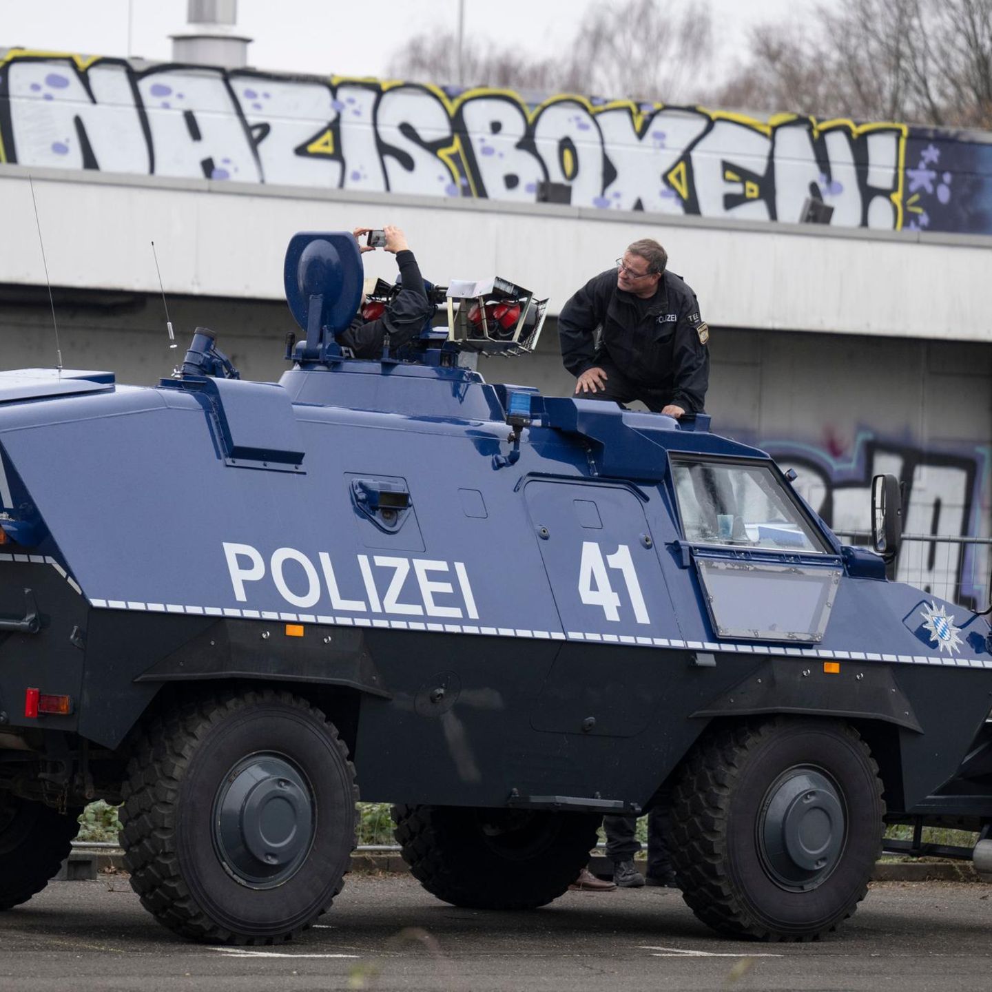 Polizeifahrzeug in Gießen, wo die neue AfD-Nachwuchsorganisation gegründet werden soll
