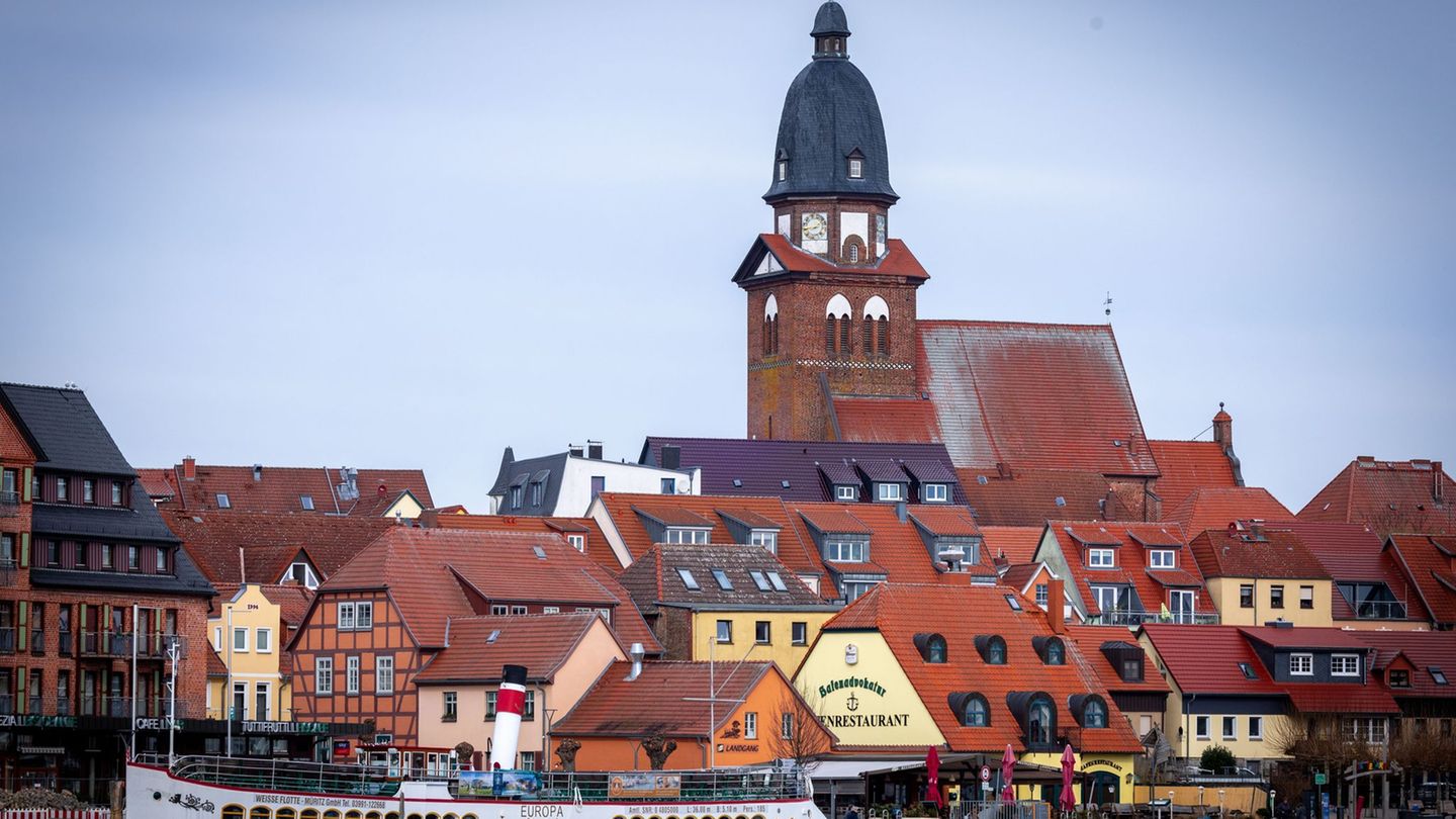 Waren an der Müritz ist ein malerischer Urlaubsort. Jetzt musste eine wichtige Brücke gesperrt werden. (Archivbild) Foto: Jens B
