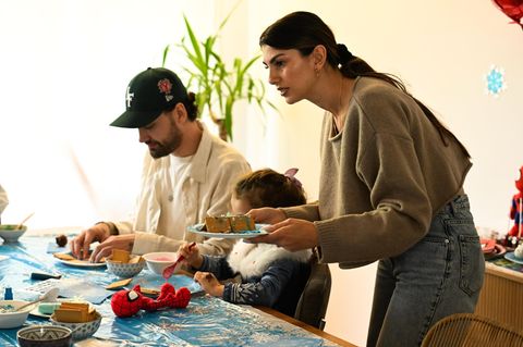 Das Paar Ochsenknecht mit Nachwuchs am Tisch