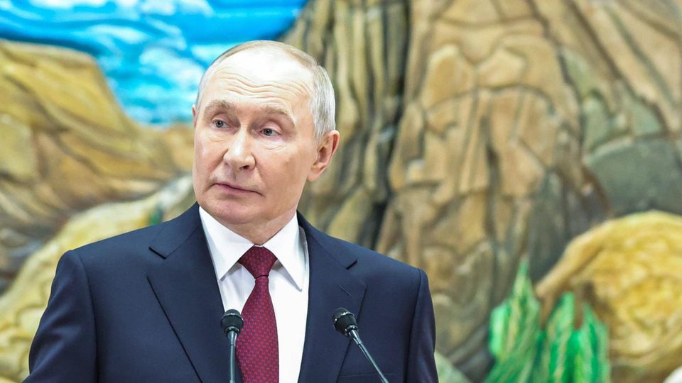 Putin in Kirgistan beim halten einer Rede.