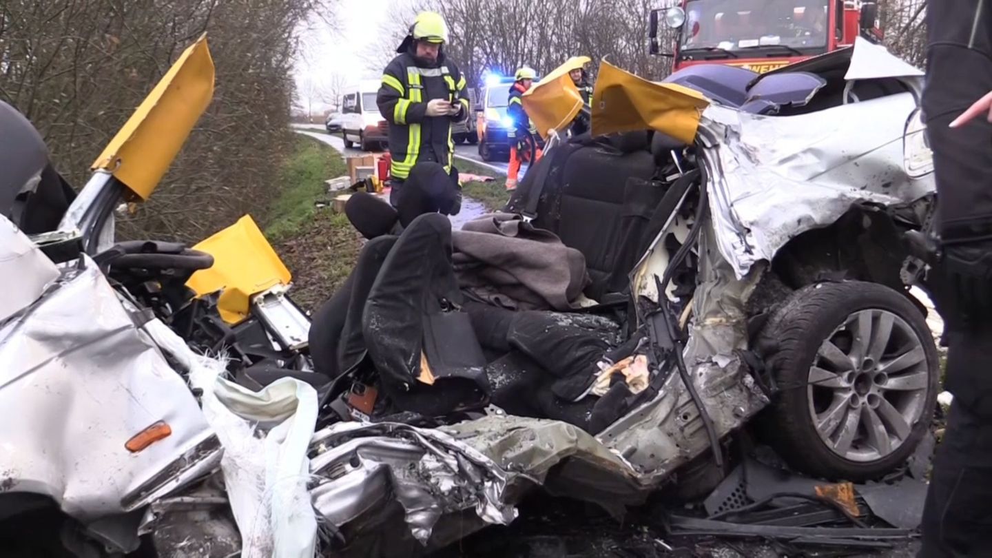 Alle drei Todesopfer saßen in dem Auto, das den Unfall verursacht haben soll. Foto: Andre Hellwig/Nord-West-Media TV /dpa