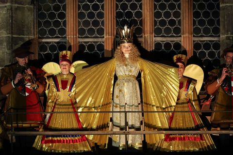 Mit dem feierlichen Prolog eröffnet Nora Falk, das neue Nürnberger Christkind, auf der Empore der Frauenkirche offiziell den Nür