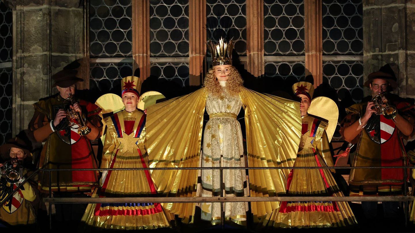 Mit dem feierlichen Prolog eröffnet Nora Falk, das neue Nürnberger Christkind, auf der Empore der Frauenkirche offiziell den Nür