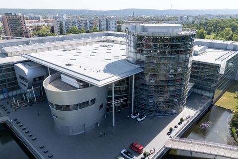 In der Gläsernen Manufaktur von Volkswagen in Dresden könnte ein Innovationscampus entstehen. (Archivbild) Foto: Sebastian Kahne