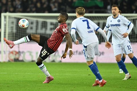 Mit zwei Assists einer der Stärksten bei Hannover 96: Noel Aseko (l) Foto: Swen Pförtner/dpa