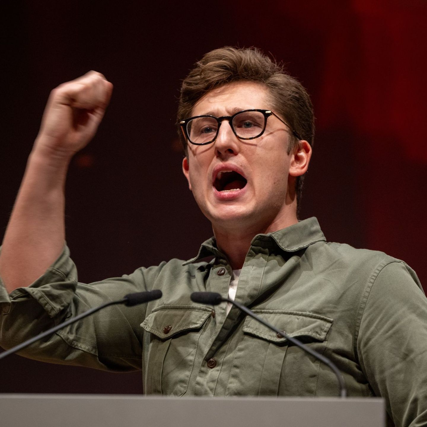 Der alte und neue Juso-Chef hielt eine engagierte Rede. Foto: Harald Tittel/dpa