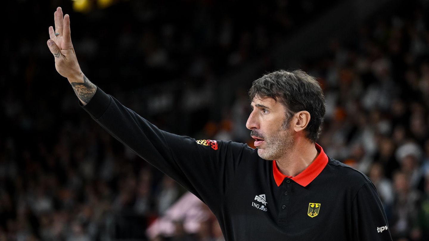 Alex Mumbru dirigiert wieder das Nationalteam. Foto: Harry Langer/dpa