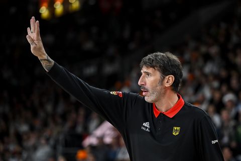 Alex Mumbru dirigiert wieder das Nationalteam. Foto: Harry Langer/dpa