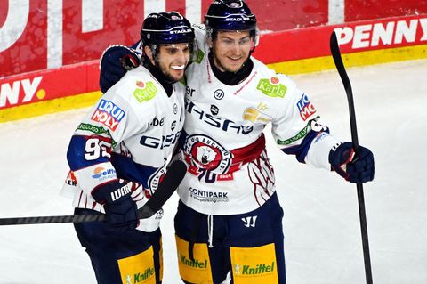 Angreifer Frederik Tiffels (l.) traf zum 4:1 der Eisbären Berlin bei den Grizzlys Wolfsburg. Foto: Uli Deck/dpa