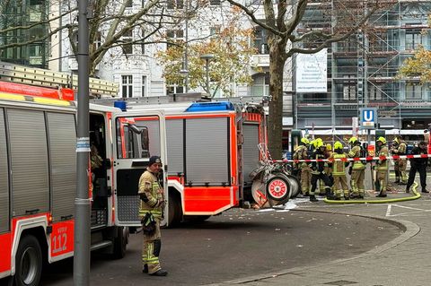Die Feuerwehr ist wegen einer Rauchentwicklung am U-Bahnhof Schloßstraße im Einsatz. Foto: Marion van der Kraats/dpa
