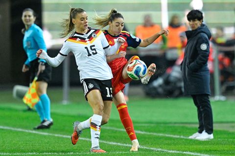 Deutschlands Selina Cerci (l) im Duell mit Spaniens Olga Carmona