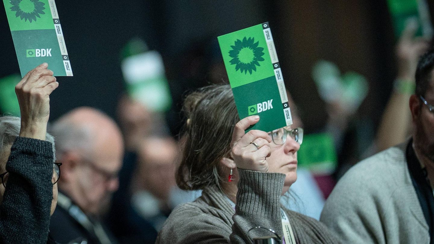 Parteitag in Hannover: Grüne schwören Globuli-Kügelchen ab – und treten Özdemir vors Schienbein