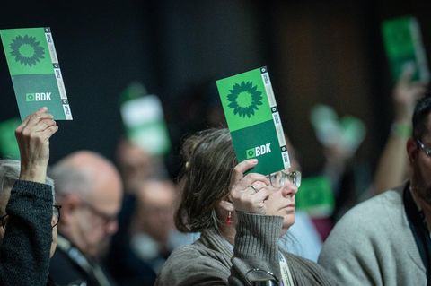 Grüne stimmen per Handzeichen ab