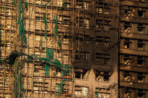 Nach dem Brand in einer Wohnanlage in Hongkong gelten weiterhin rund 200 Personen als vermisst. Foto: Vernon Yuen/Nexpher via ZU