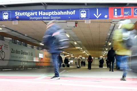Mit oder ohne Wanderschuhe: Man macht lange Meter am Stuttgarter Hauptbahnhof. Foto: Bernd Weißbrod/dpa
