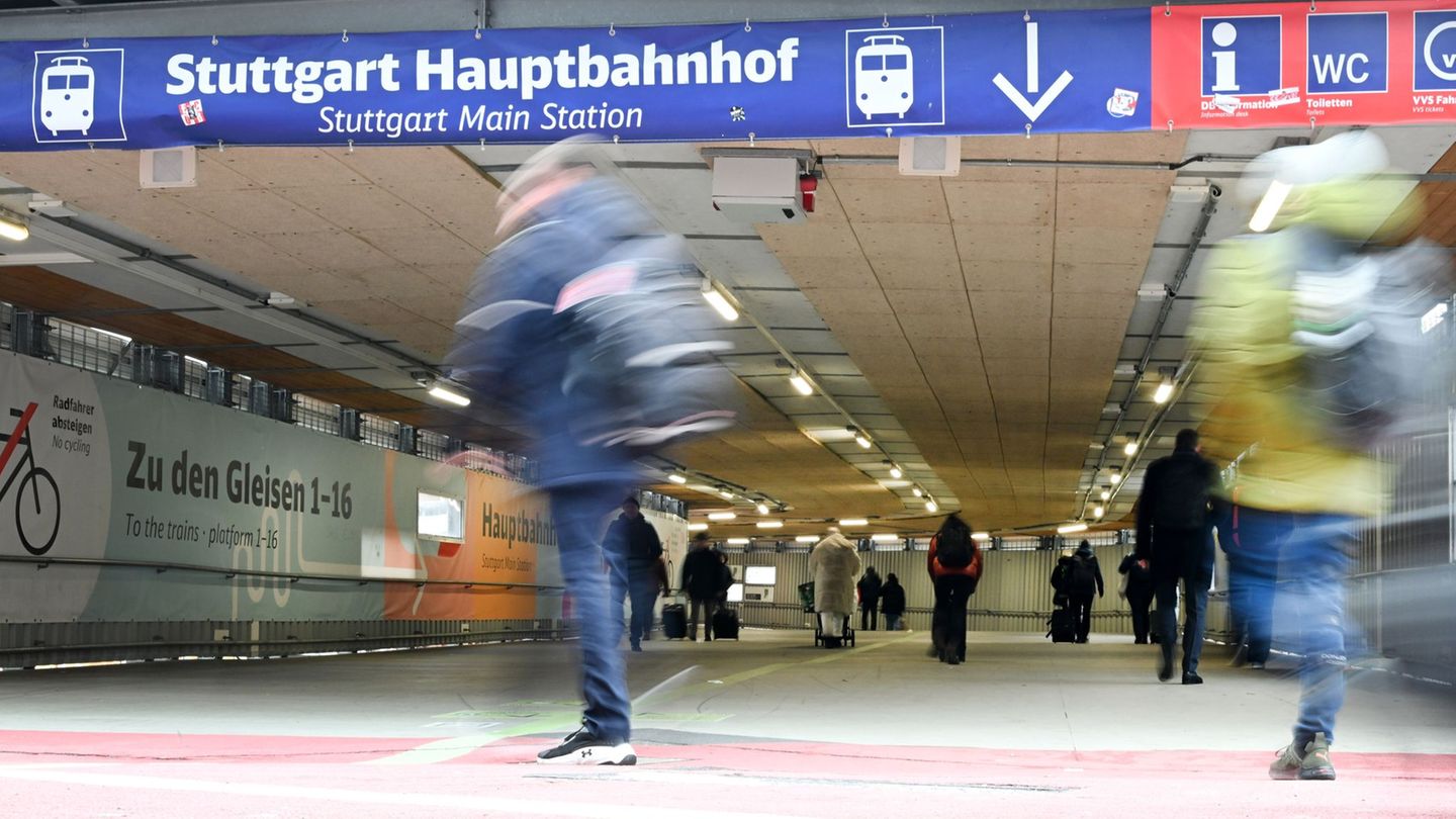 Mit oder ohne Wanderschuhe: Man macht lange Meter am Stuttgarter Hauptbahnhof. Foto: Bernd Weißbrod/dpa