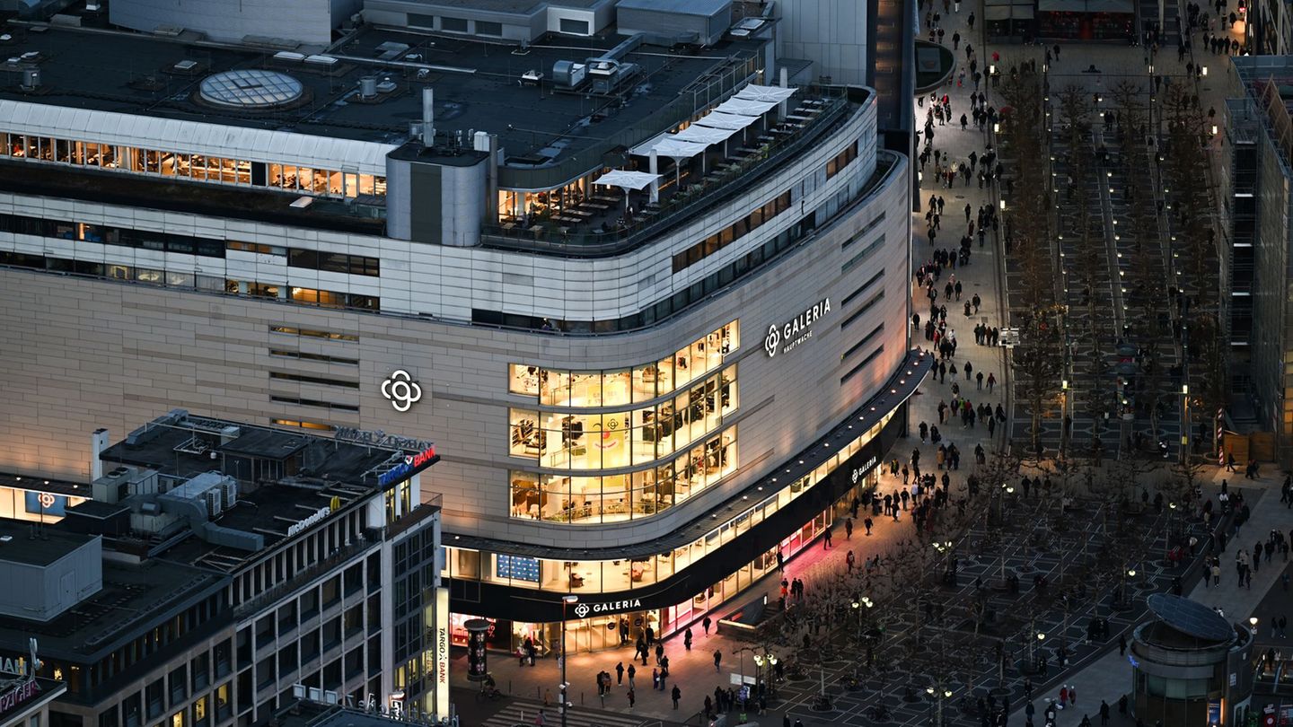 Auch nachts ist die Frankfurter Zeil ein beliebter Treffpunkt. Nicht jeder fühlt sich dort sicher. (Archivbild) Foto: Arne Deder