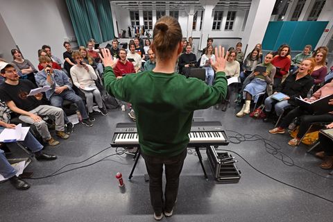 Modern und traditionell: Chöre in Thüringen verfolgen unterschiedliche Konzepte. Foto: Martin Schutt/dpa