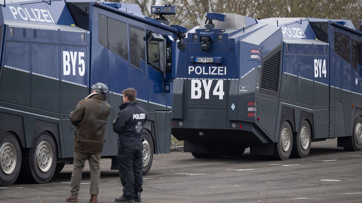 Polizisten aus mehreren Bundesländern sind im Einsatz. Wasserwerfer, Hubschrauber und Drohnen stehen bereit. Foto: Boris Roessle