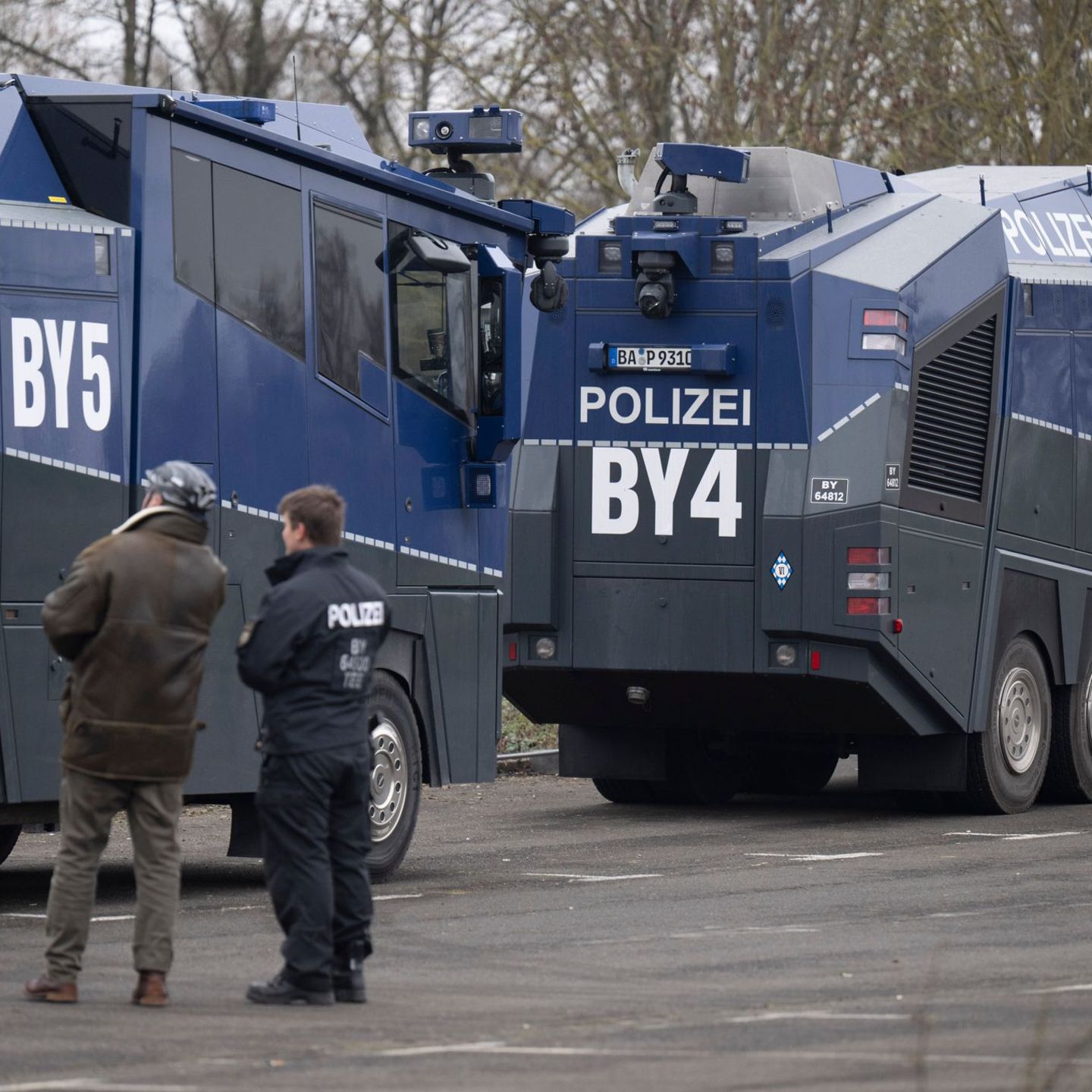 Polizisten aus mehreren Bundesländern sind im Einsatz. Wasserwerfer, Hubschrauber und Drohnen stehen bereit. Foto: Boris Roessle
