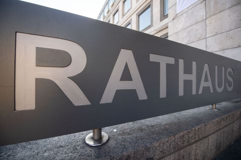 Nicht selten gehen Beamten wegen Dienstunfähigkeit in den Ruhestand. (Symbolbild) Foto: Marijan Murat/dpa