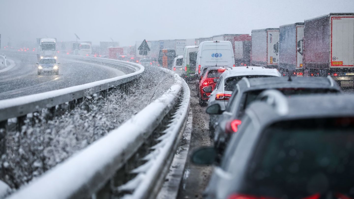 Im vergangenen Jahr sind drei Menschen nach Unfällen mit Lkw auf der Autobahn gestorben. (Symbolbild) Foto: Jan Woitas/dpa/dpa-t