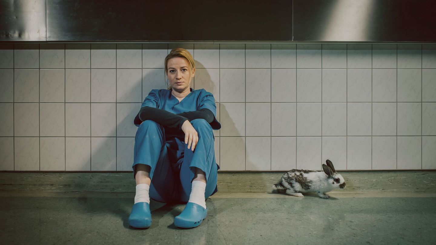 Gerichtsmedizinern Theresa Wolff (Nina Gummich) kommt in ihrem letzten Fall ins Grübeln. Foto: Adrian Gross/ZDF/dpa