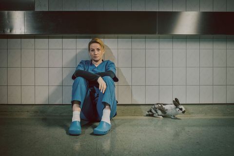 Gerichtsmedizinern Theresa Wolff (Nina Gummich) kommt in ihrem letzten Fall ins Grübeln. Foto: Adrian Gross/ZDF/dpa