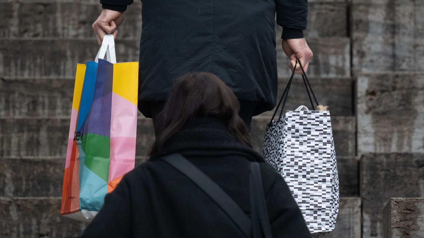 Insbesondere zu Weihnachten brummt das Geschäft im Einzelhandel. (Archivbild) Foto: Marijan Murat/dpa